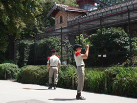 陸軍の制服を着たカップル？